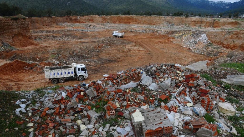 Denizin altına boru döşenerek moloz dökülebilecek
