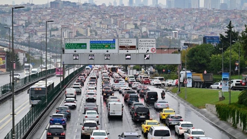İstanbul’da yağış trafiği kilitledi! Ulaşımda aksamalar yaşanıyor