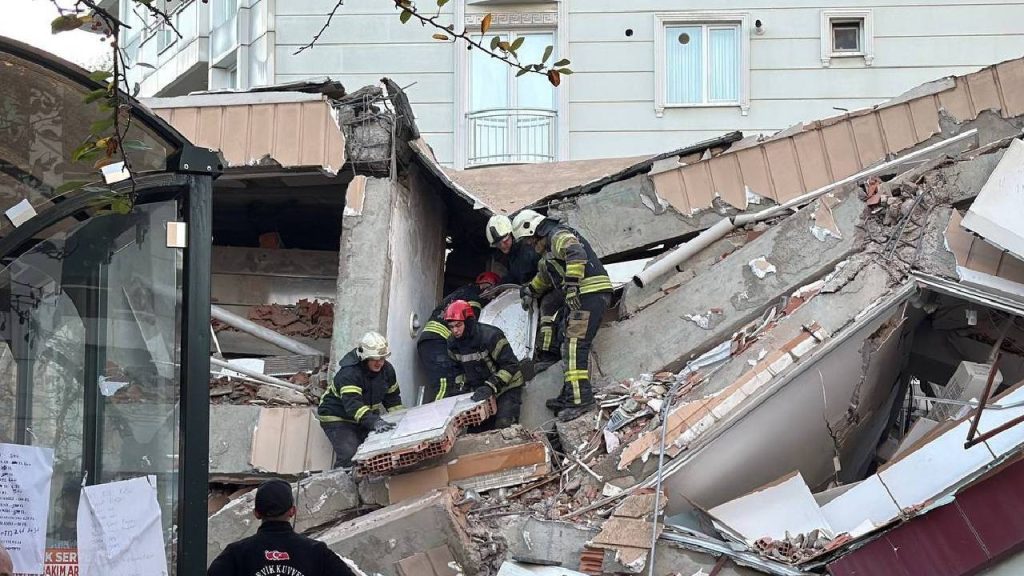 Son dakika… Kocaeli Gebze’de bina çöktü: Enkaz altında kalanlar var (Video)