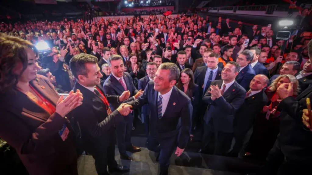 CHP Genel Başkanı Özel yeniden seçildiği kurultayda kimlere, hangi mesajları verdi?