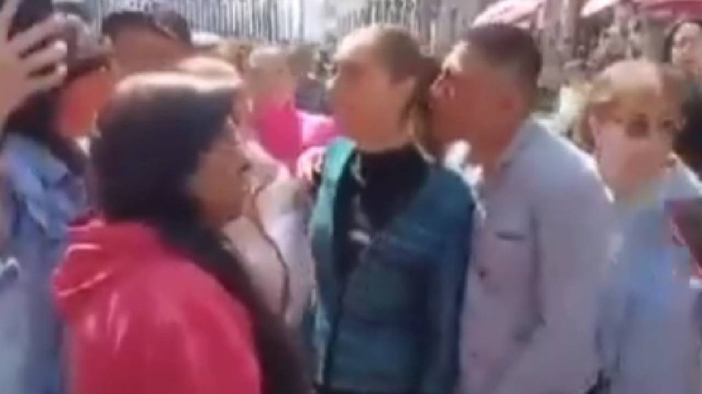 Devlet başkanına kameralar önünde taciz şoku (Video)