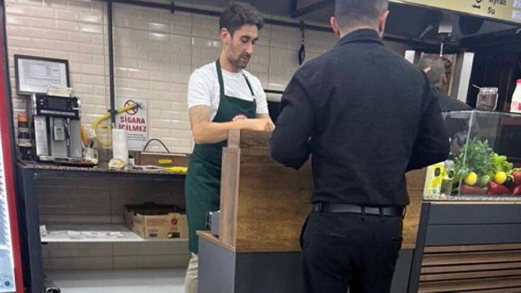 Sosyal medya bu görüntüyü konuşuyor! Beşiktaş’ta forma giymişti, yeni mesleği şaşırttı