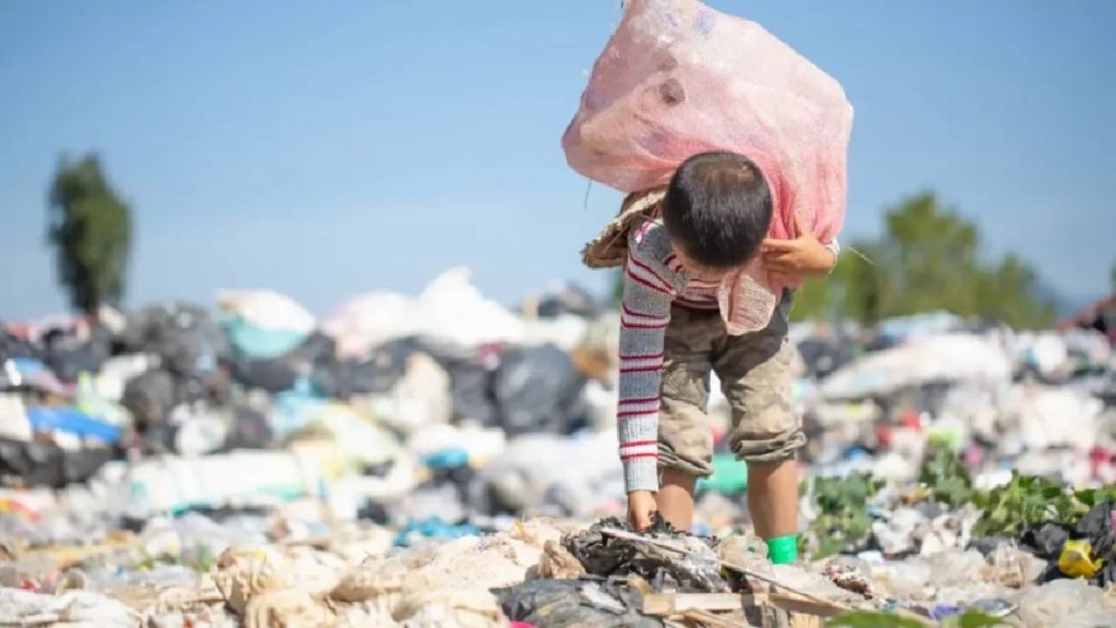 Düşük gelir, yetişkinlikte psikolojiyi bozuyor: Gelir eşitsizliği ruh sağlığını etkiliyor