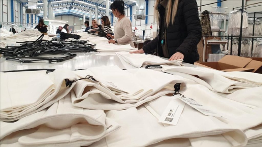 Giyimi büyükler sırtlıyor, destekler küçüklere gidiyor