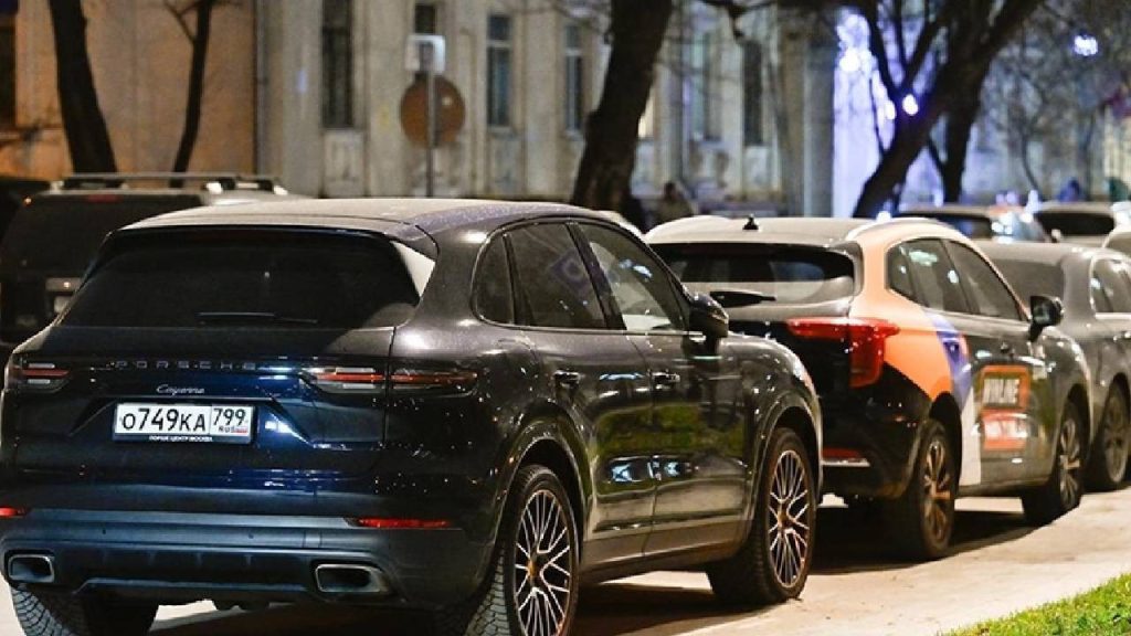 Rusya’da Porsche krizi: Yüzlerce araç uydu sinyaliyle devre dışı kaldı