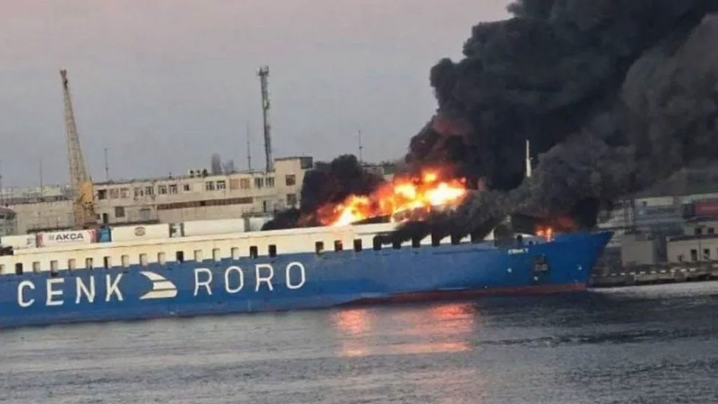 Son dakika! Rusya, Odessa’da demirli Türk yük gemisini vurdu (VİDEO)