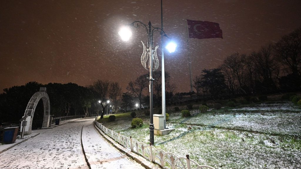 İstanbul’da kar manzaraları: Çamlıca Tepesi beyaza büründü