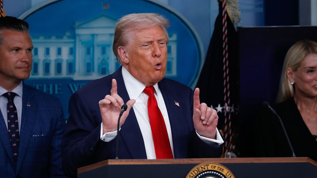 Trump’tan ilk açıklama: Venezuela’yı biz yöneteceğiz