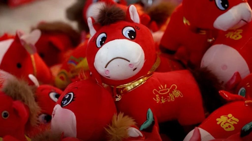 Üretim hatası fenomen doğurdu: Labubu’dan sonra yeni trend “ağlayan at”