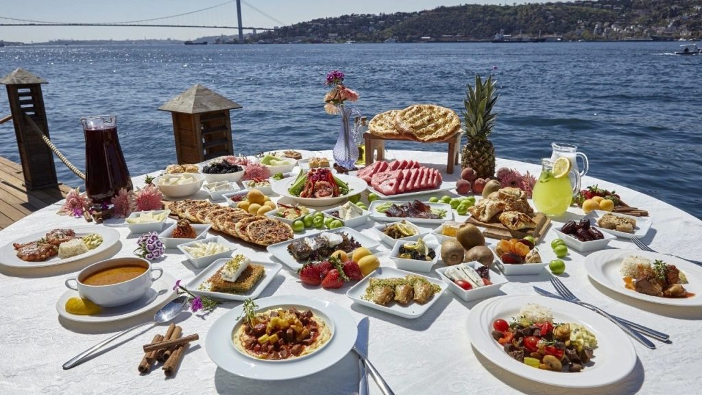 İftar menülerinin faturası kabardı: Fiyatlar 7 bin liraya dayandı