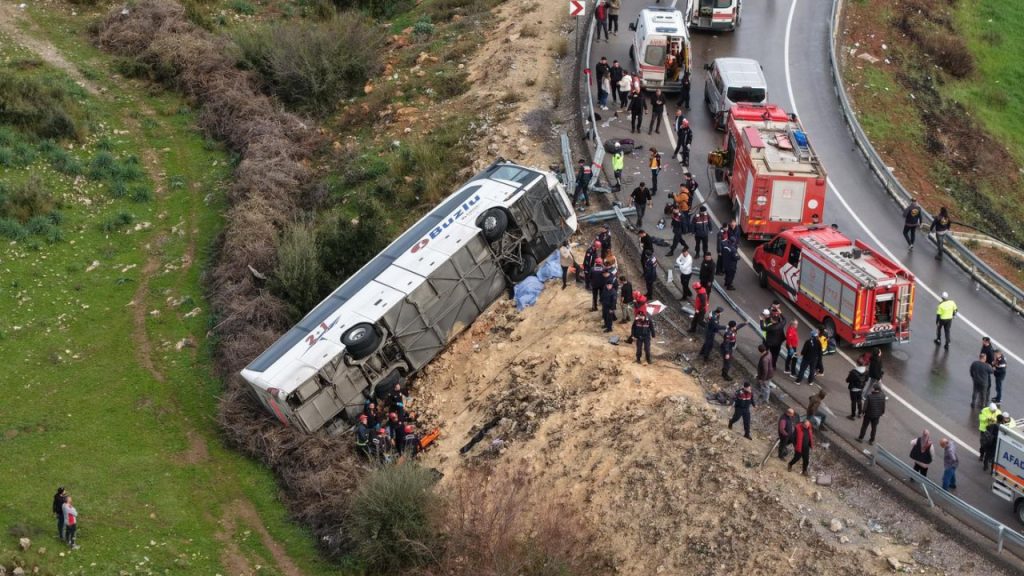 Antalya’da otobüs devrildi: 9 kişi öldü, 25 kişi yaralı